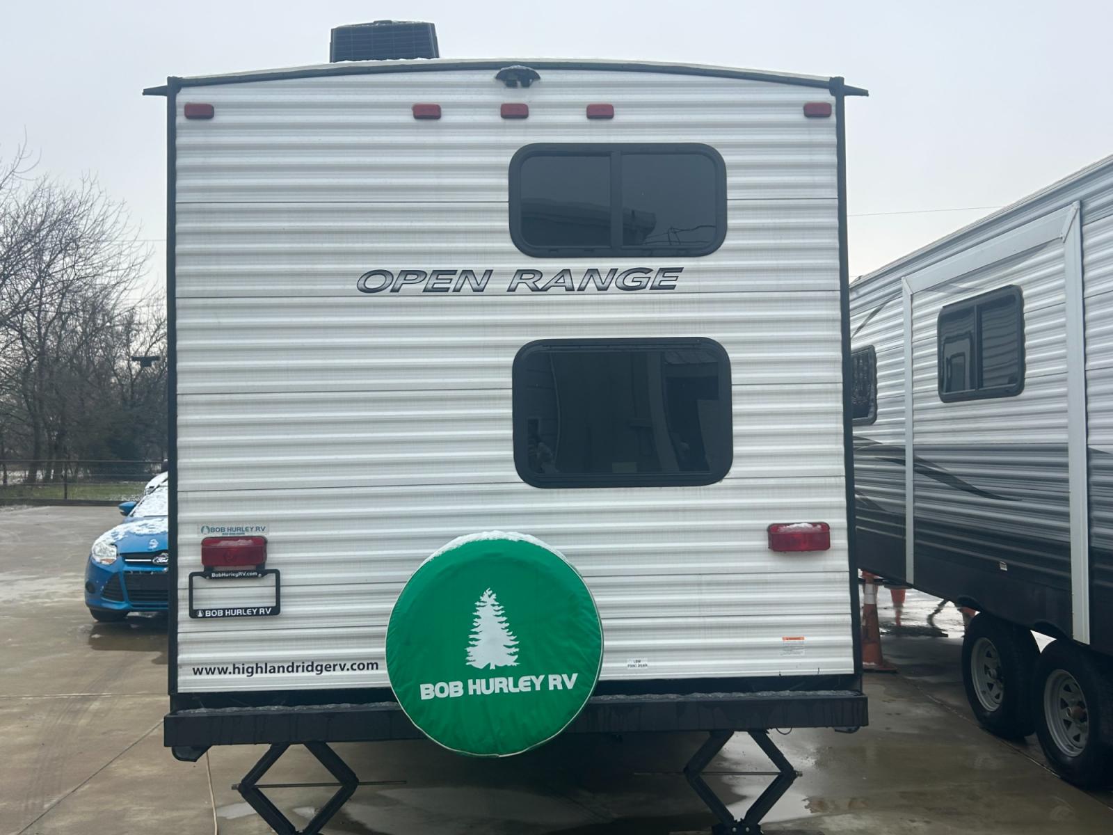 2021 White /TAN Highland Ridge RV, Inc OPEN RANGE 26BHS (58TBH0BP7M1) , located at 17760 Hwy 62, Morris, OK, 74445, 35.609104, -95.877060 - 2021 HIGHLAND RIDGE OPEN RANGE IS PERFECT FOR A SMALL FAMILY OR A LARGE. THIS CAMPER IS 30.5FT LONG AND WILL SLEEP 10 PEOPLE. FEATURES A 16FT POWER AWNING, OUTSIDE STORAGE, DOUBLE AXEL, SINGLE SLIDE OUT, POWER HITCH, AND MANUAL JACKS. IN THE FRONT OF THIS CAMPER IS A QUEEN SIZED BED WITH OVERHEAD ST - Photo #4